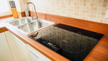 Réfrigérateur, micro-ondes, plaque de cuisson, lave-vaisselle