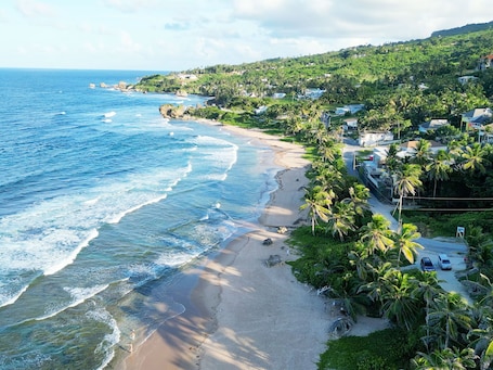 Beach. Little Diamond Jungle Home, Panoramic Ocean Views, 2 Verandas &Tropical Garden