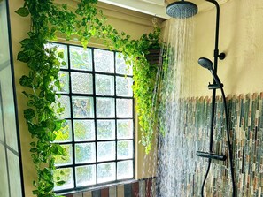 Shower, hair dryer, towels, soap - Little Diamond Jungle Home, Panoramic Ocean Views, 2 Verandas &Tropical Garden (Saint Joseph)