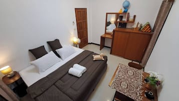2 bedrooms, desk, iron/ironing board, WiFi