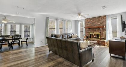 Nature Lover's Oasis, Charming 3-bedroom house with WiFi, AC and fireplace