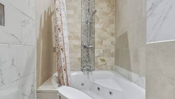 Secadora de cabello, toallas, shampoo, papel de baño