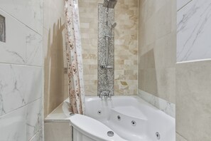 Asciugacapelli, asciugamani, shampoo, carta igienica