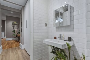 Hårføner, håndklær, sjampo og toalettpapir