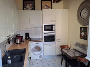 Réfrigérateur, four à micro-ondes, un four, surface de cuisson