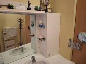 Een haardroger, handdoeken, toiletpapier