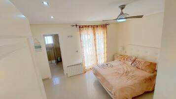 4 bedrooms, iron/ironing board, WiFi, bed sheets