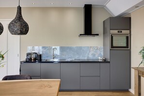 Fridge, oven, dishwasher, coffee/tea maker