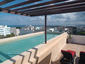 Departamento, 1 habitación, balcón, vista a la ciudad | Alberca | Alberca al aire libre 