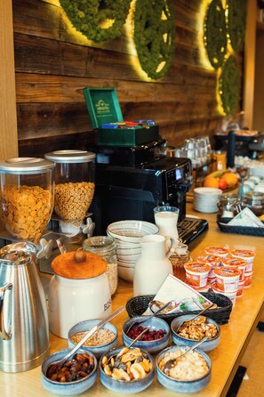 Free daily buffet breakfast  - Willa Amicus (Zakopane)