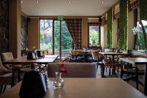 Se sirven desayunos, almuerzos y cenas (con vistas al jardín) 