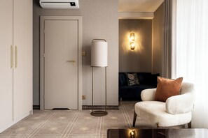 Kamar Triple Comfort | Meja kerja, tirai kedap cahaya, kedap suara, dan setrika/meja setrika
