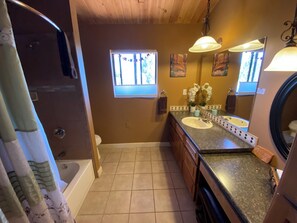 Ducha, secador de pelo, toallas y jabón