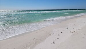 A sandy beach with clear turquoise water and a clear sky. - 11A - 1BR $700+ in freebies incl golf, On Beach (Miramar Beach)