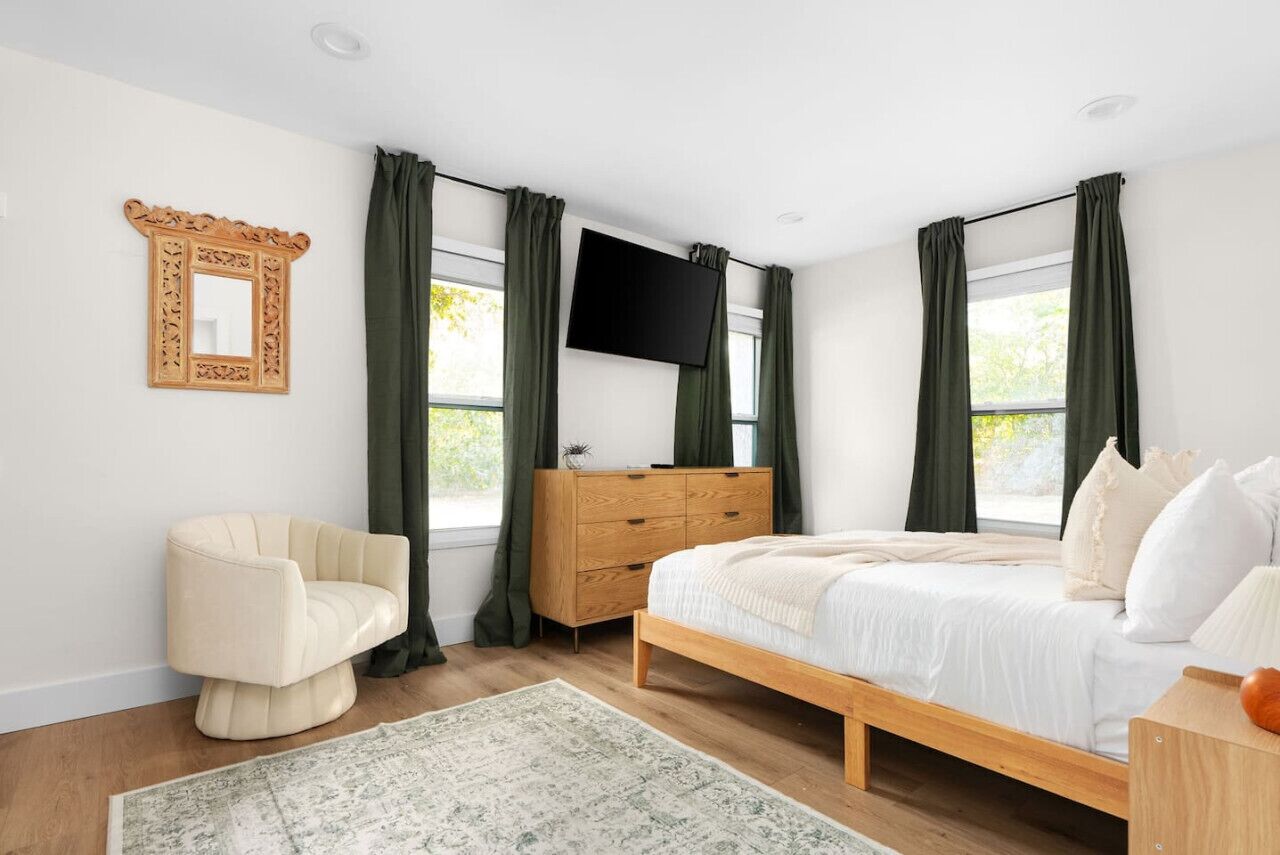 Desk, travel cot, free WiFi, bed sheets