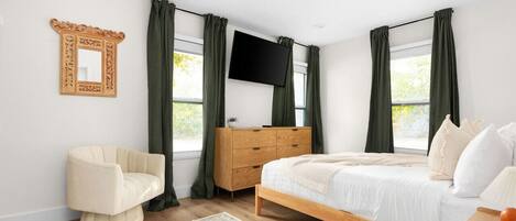 Desk, travel cot, free WiFi, bed sheets