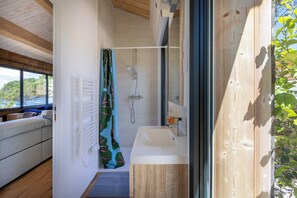 A modern bathroom with a shower, a bathtub, and a window. - Le Lodge de la Presqu'île de Giens (Hyères)