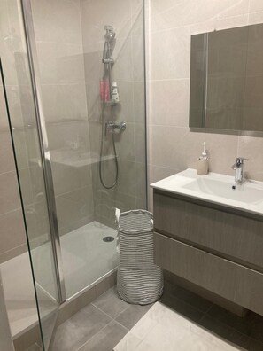 Douche, serviettes fournies, savon, papier de toilette