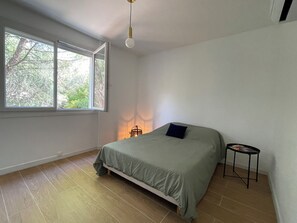2 chambres, fer et planche à repasser, Wi-Fi, draps fournis