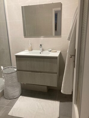 Douche, serviettes fournies, savon, papier toilette