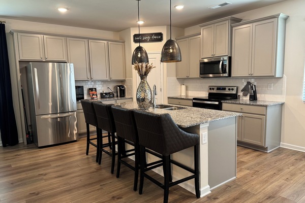 Kjøleskap, mikrobølgeovn, ovn og kokeplater