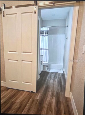 Haartrockner, Handtücher, Toilettenpapier