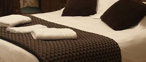 5 habitaciones, tabla de planchar con plancha, wifi y ropa de cama