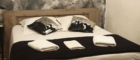 5 habitaciones, tabla de planchar con plancha, wifi y ropa de cama