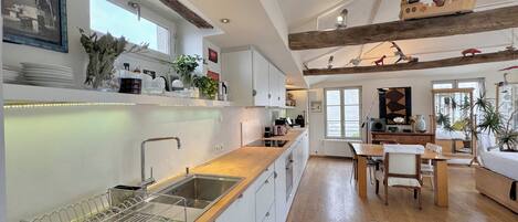 Frigorífico, horno, placa de cocina y lavavajillas
