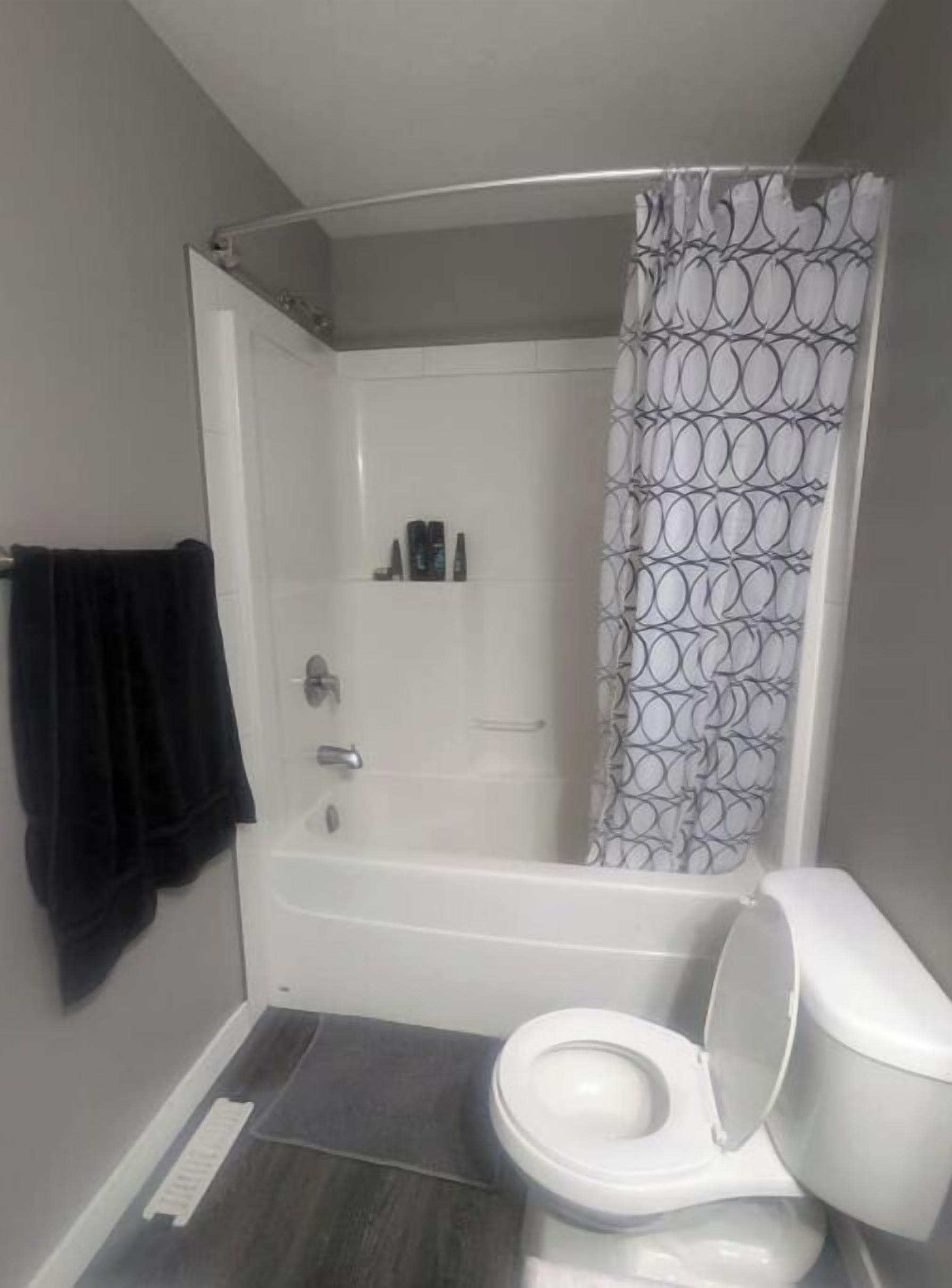 Sèche-cheveux, serviettes fournies, savon, papier toilette