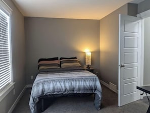 2 bedrooms, desk, iron/ironing board, free WiFi - Cozy Minimalist Apartment

 (Regina)