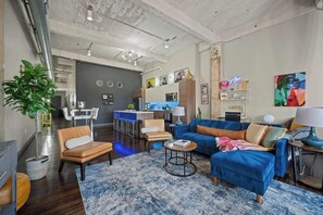 智能电视、办公室