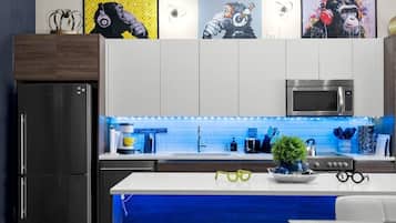 Een koelkast, een magnetron, een oven, een kookplaat