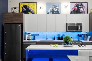 冰箱、微波炉、烤箱、炉灶