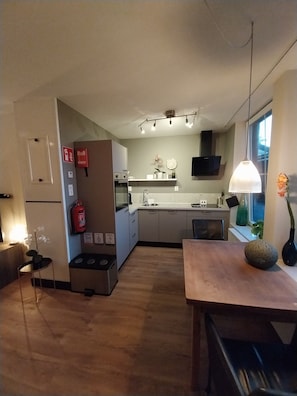Fridge, oven, dishwasher, coffee/tea maker - Cozy and fully furnished apartment centrally located between Enkhuizen and Hoorn (Hem)