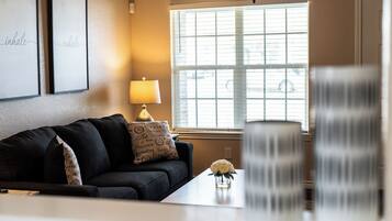 Rumah Comfort, 3 kamar tidur, Bebas Asap Rokok, dapur | Area keluarga | Smart TV 55-inci dengan saluran TV digital