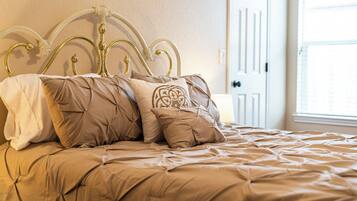 Comfort House, 3 Bedrooms, Non Smoking, Kitchen | 3 bedrooms, iron/ironing board, free WiFi, bed sheets