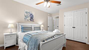 Nhà tiện nghi đơn giản, 3 phòng ngủ, không hút thuốc, bếp | 3 phòng ngủ, bàn ủi/dụng cụ ủi quần áo