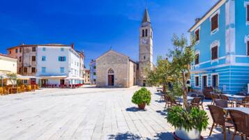 Lejlighed - 3 soveværelser - ryger - balkon | Udendørs spisemuligheder