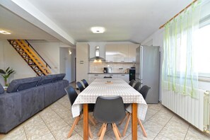 Appartement, 3 chambres, fumeur, balcon | Salle à manger