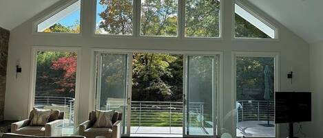 Televisión, chimenea y oficina