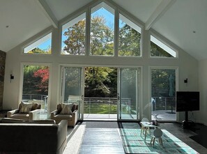 Télévision, cheminée, espaces bureaux