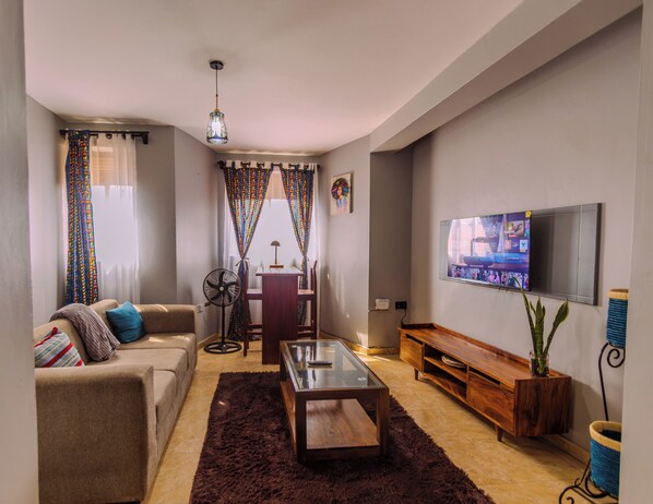 Smart TV - Matinza Homes, Makerere - 10min Drive to KLA City_ Wi-Fi Included (Kampala)