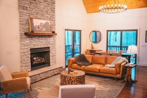 Smart-tv, eldstad, dvd-spelare och böcker