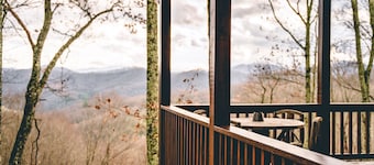 Cozy Mountain Top 3-bedroom cabin in charming Franklin with WiFi, AC
