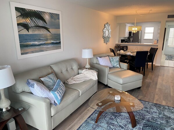 Smart TV, books - Venice Plantation Country Club view (Venice)