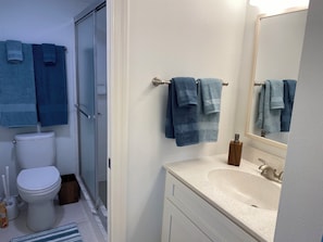 Dusj, hårføner, håndklær og såpe