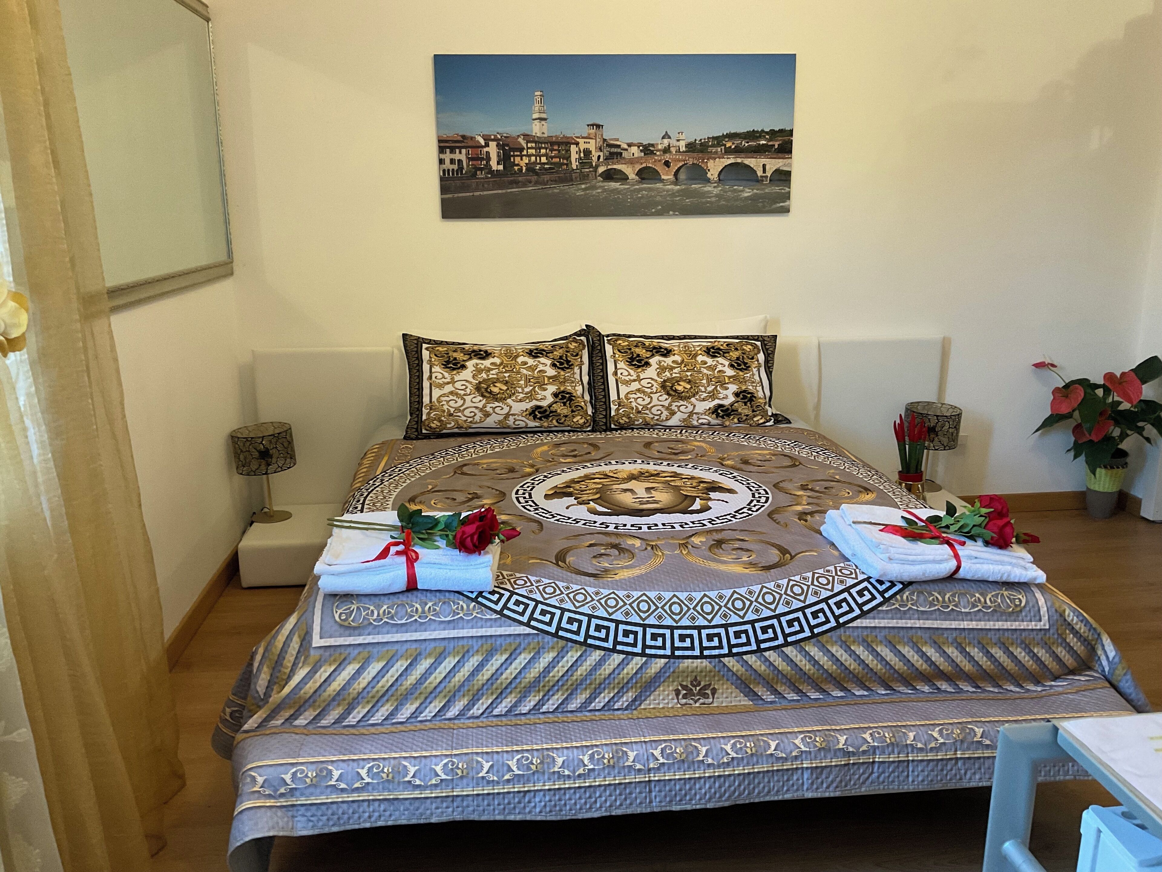 1 camera, una cassaforte in camera, una scrivania, culla da viaggio