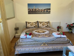 1 chambre, coffre-fort, bureau, lit de bébé portatif