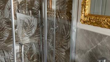 Dusche, umweltfreundliche Kosmetikartikel, Haartrockner, Bidet